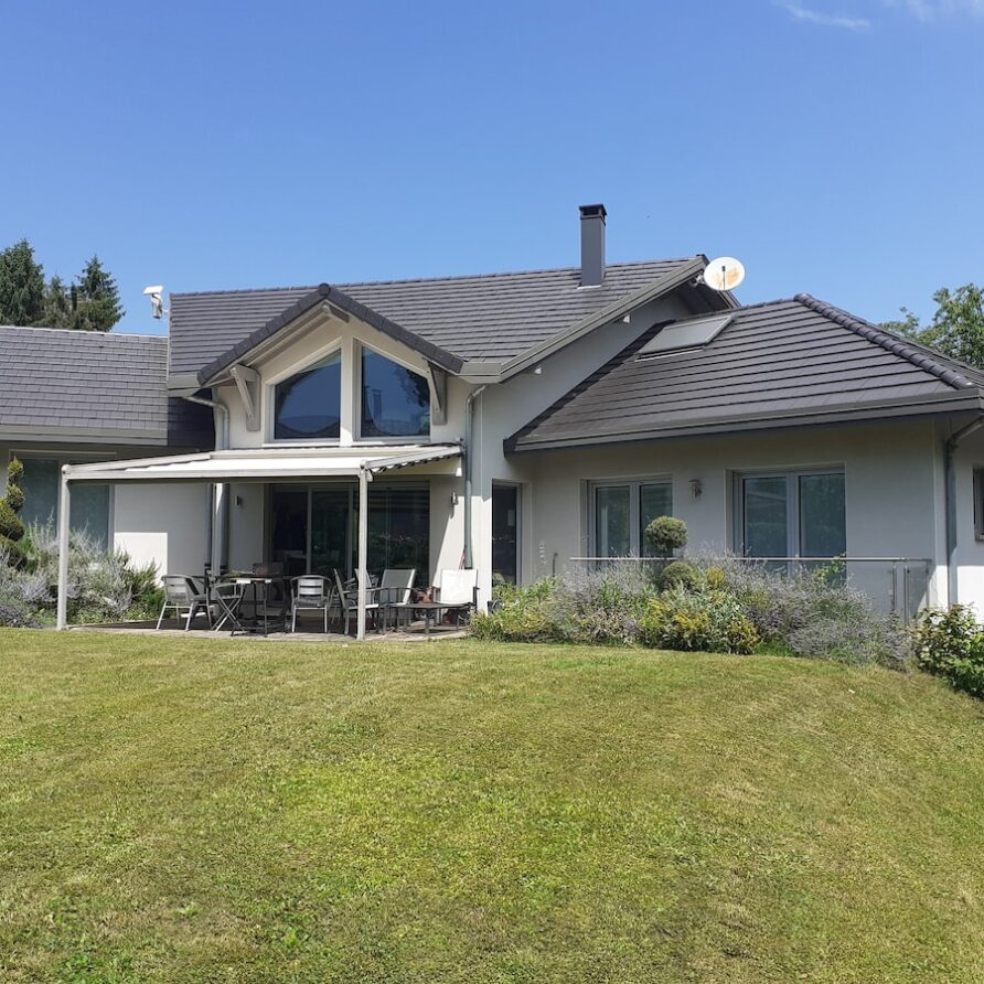 Beautiful single-story air-conditioned house near the lake