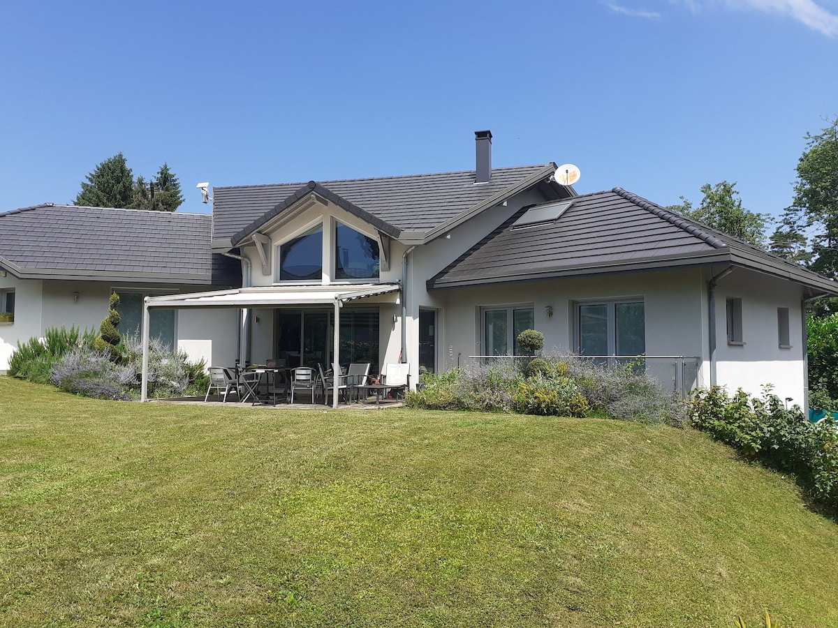 Beautiful single-story air-conditioned house near the lake