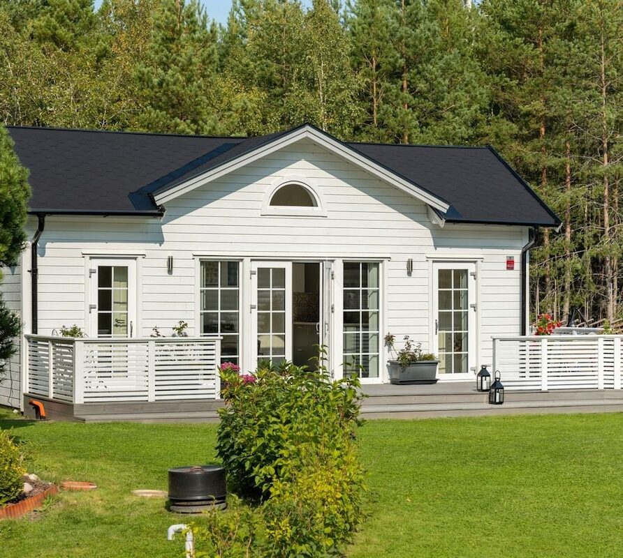 Lakeside cottage with boat – 150 meters to Lake Vänern