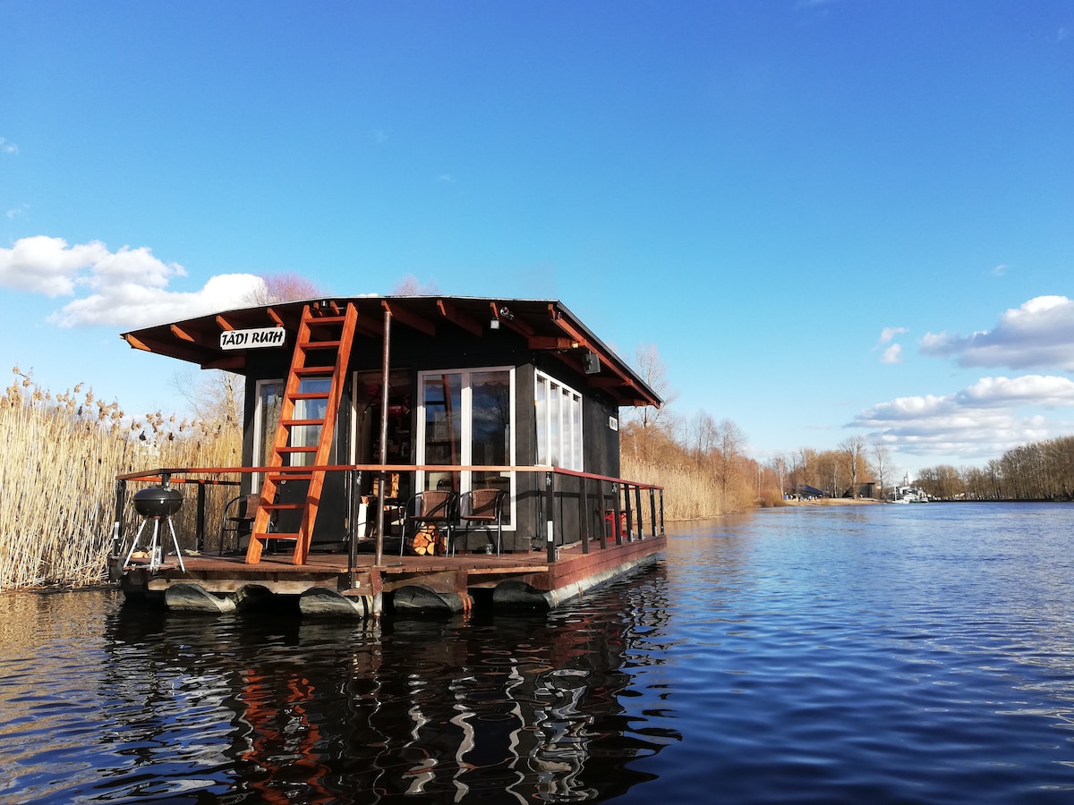 Floating sauna on River Emajõgi – Houseboats for Rent in Tartu, Tartu maakond, Estonia – Airbnb