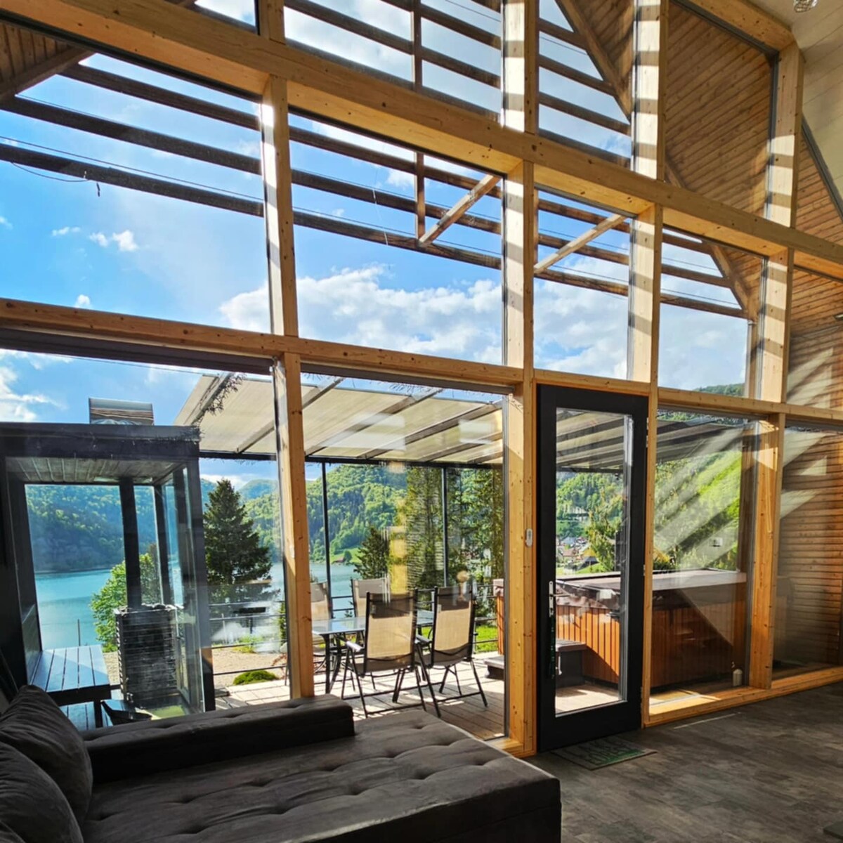 Lake Forest Panorama Spa Chalet – Lake View