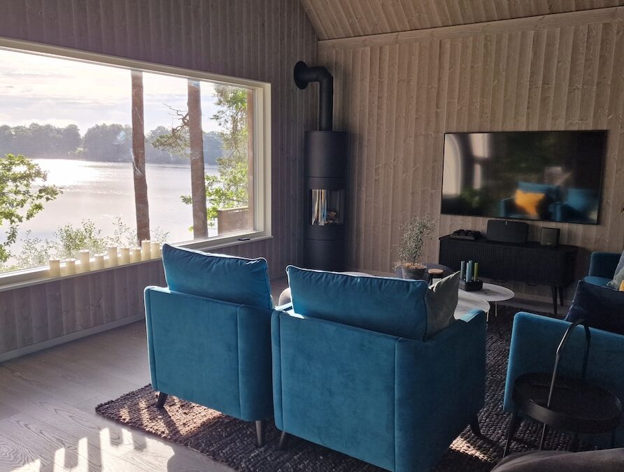 Luxurious tranquility right by the lake