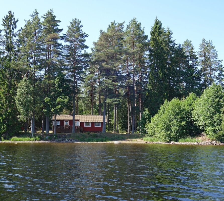 Södraskog holiday cottage at the lakeside.