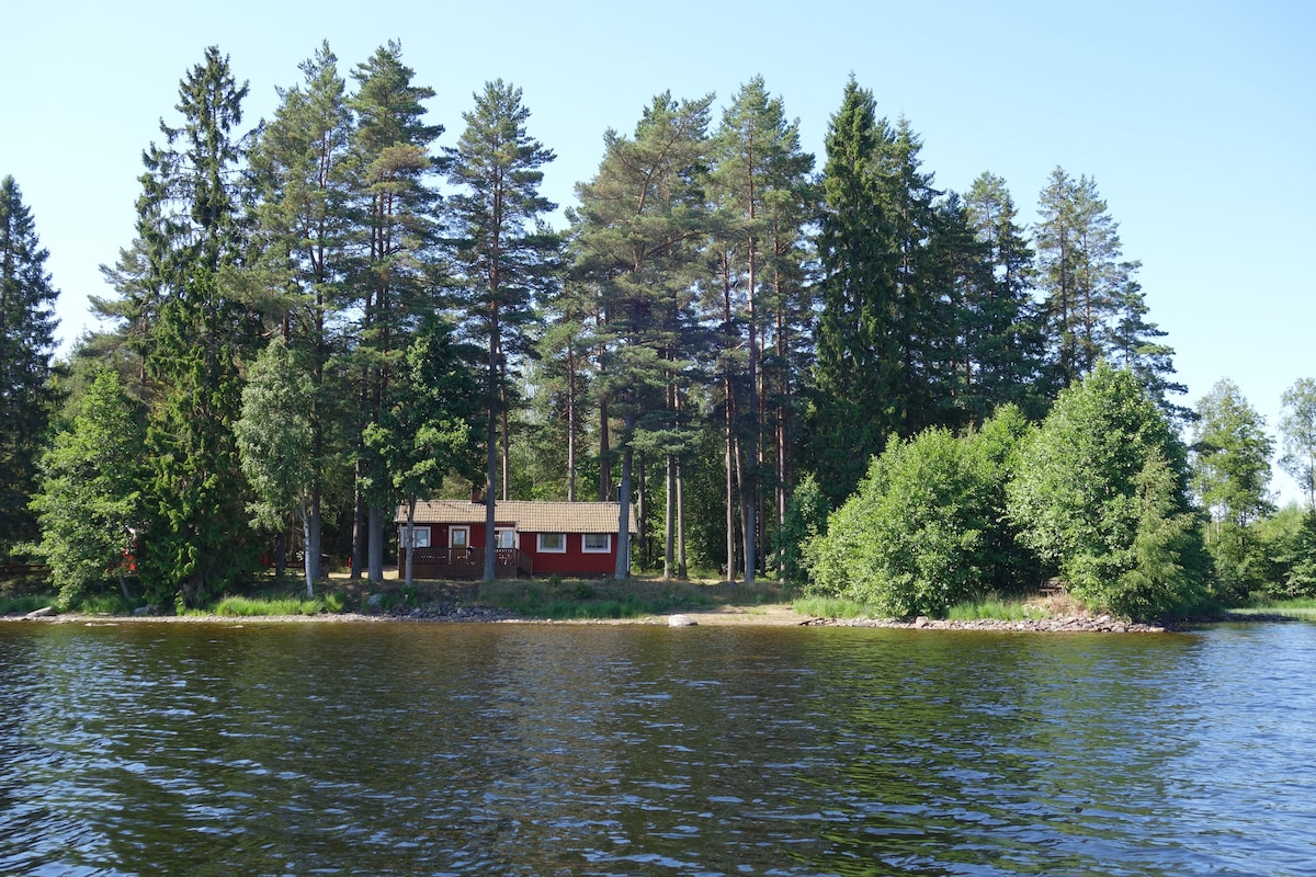 Södraskog holiday cottage at the lakeside.