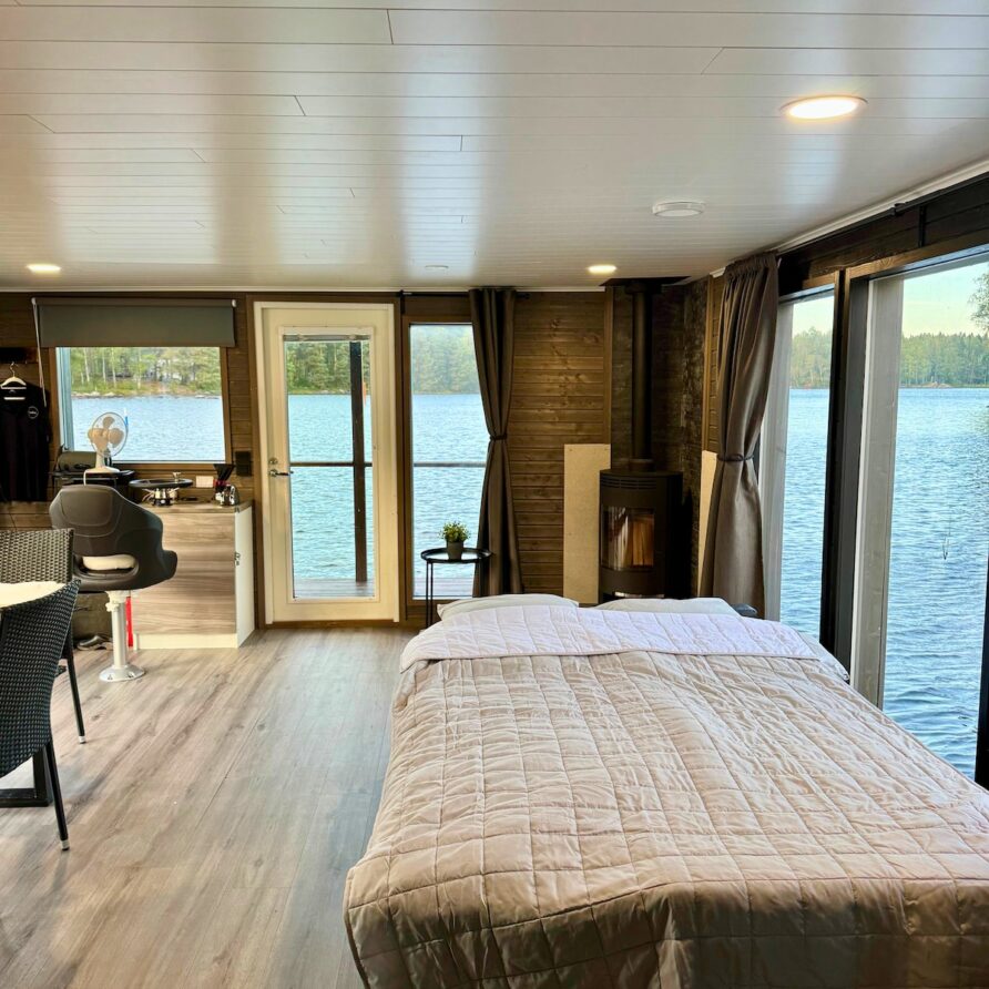 Spend the night on a luxury sauna boat – 360° lake view – Boats for Rent in Valkeakoski, Pirkanmaa, Finland – Airbnb