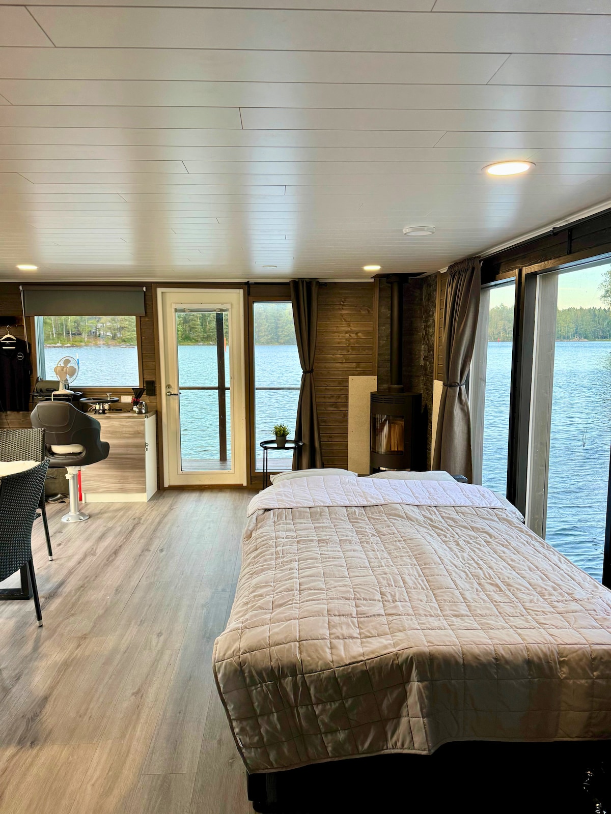 Spend the night on a luxury sauna boat – 360° lake view – Boats for Rent in Valkeakoski, Pirkanmaa, Finland – Airbnb