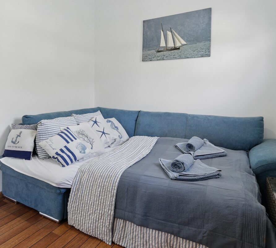 Sunset view Housboat with sundeck※AC & Heating – Houseboats for Rent in Bratislava, Bratislava Region, Slovakia – Airbnb