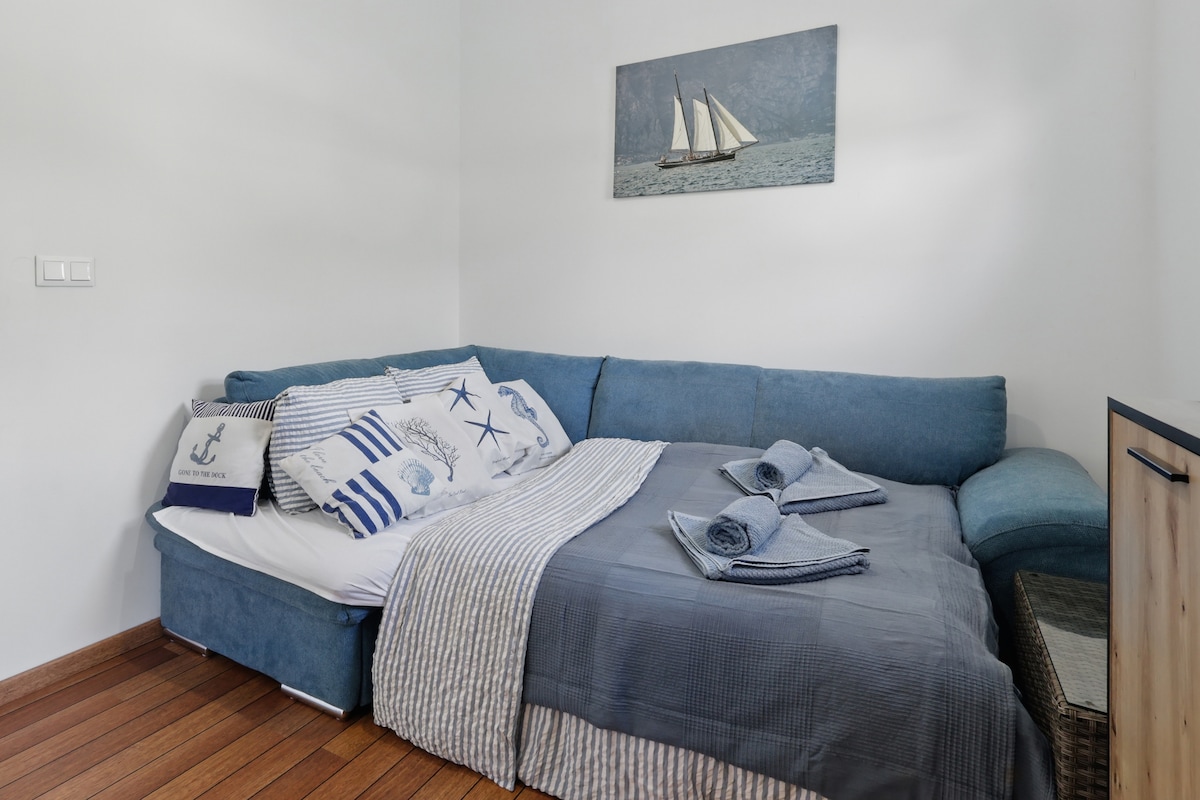 Sunset view Housboat with sundeck※AC & Heating – Houseboats for Rent in Bratislava, Bratislava Region, Slovakia – Airbnb