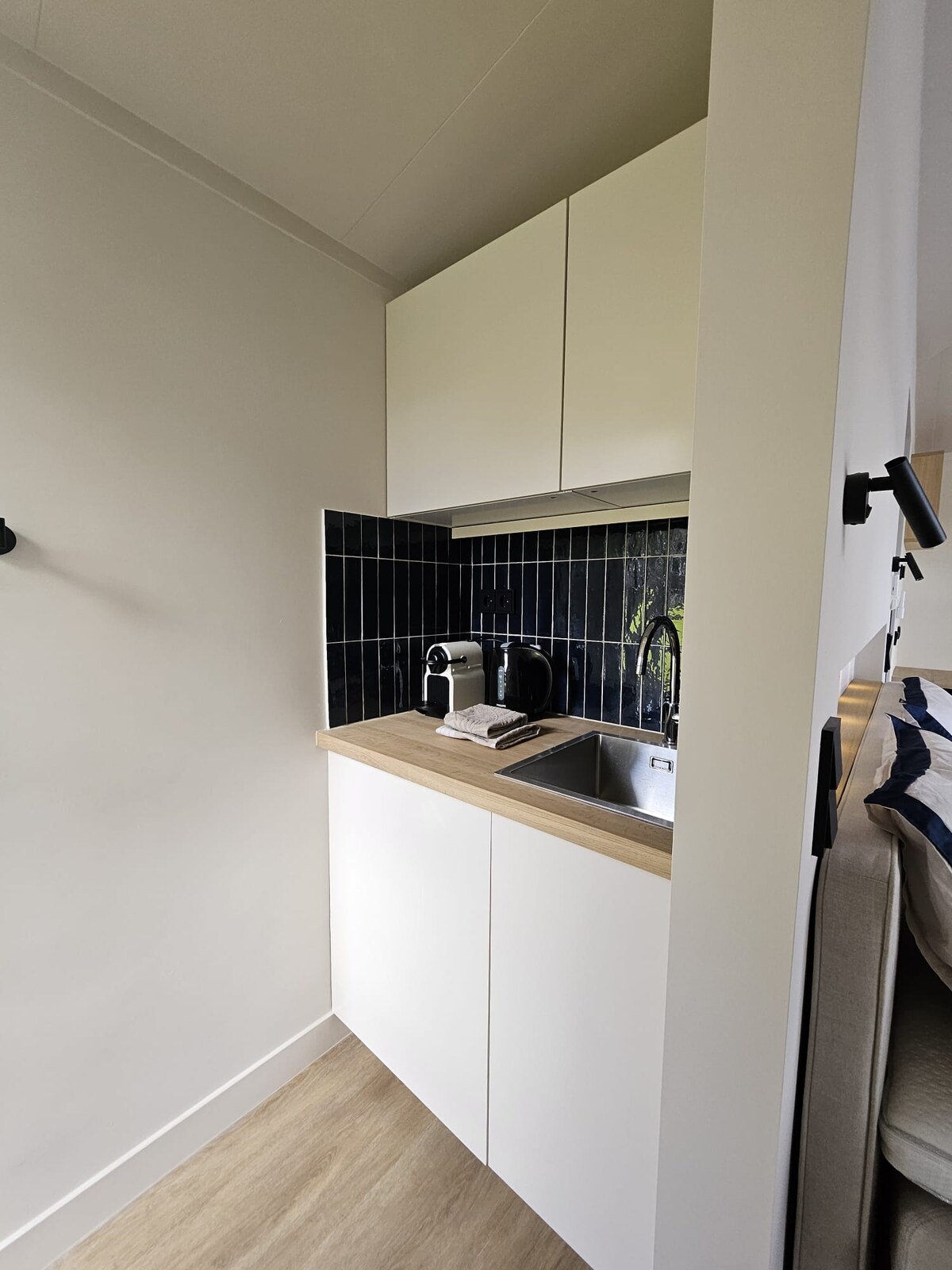 Waterfront lodge with breakfast, Jacuzzi, and minibar – Tiny houses for Rent in Wijchen, Gelderland, Netherlands – Airbnb